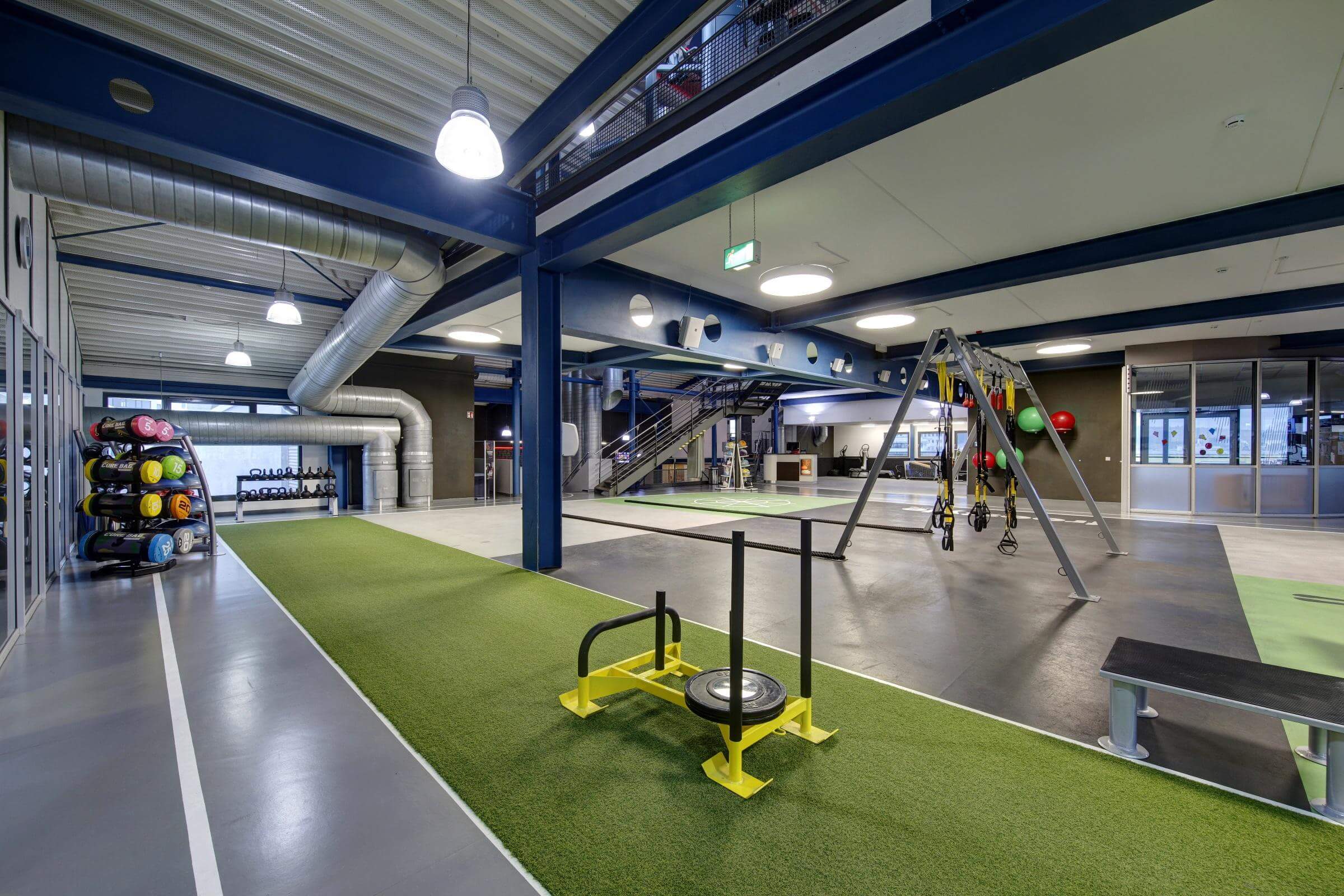 Carril de césped sintético para entrenamiento funcional en gimnasio moderno